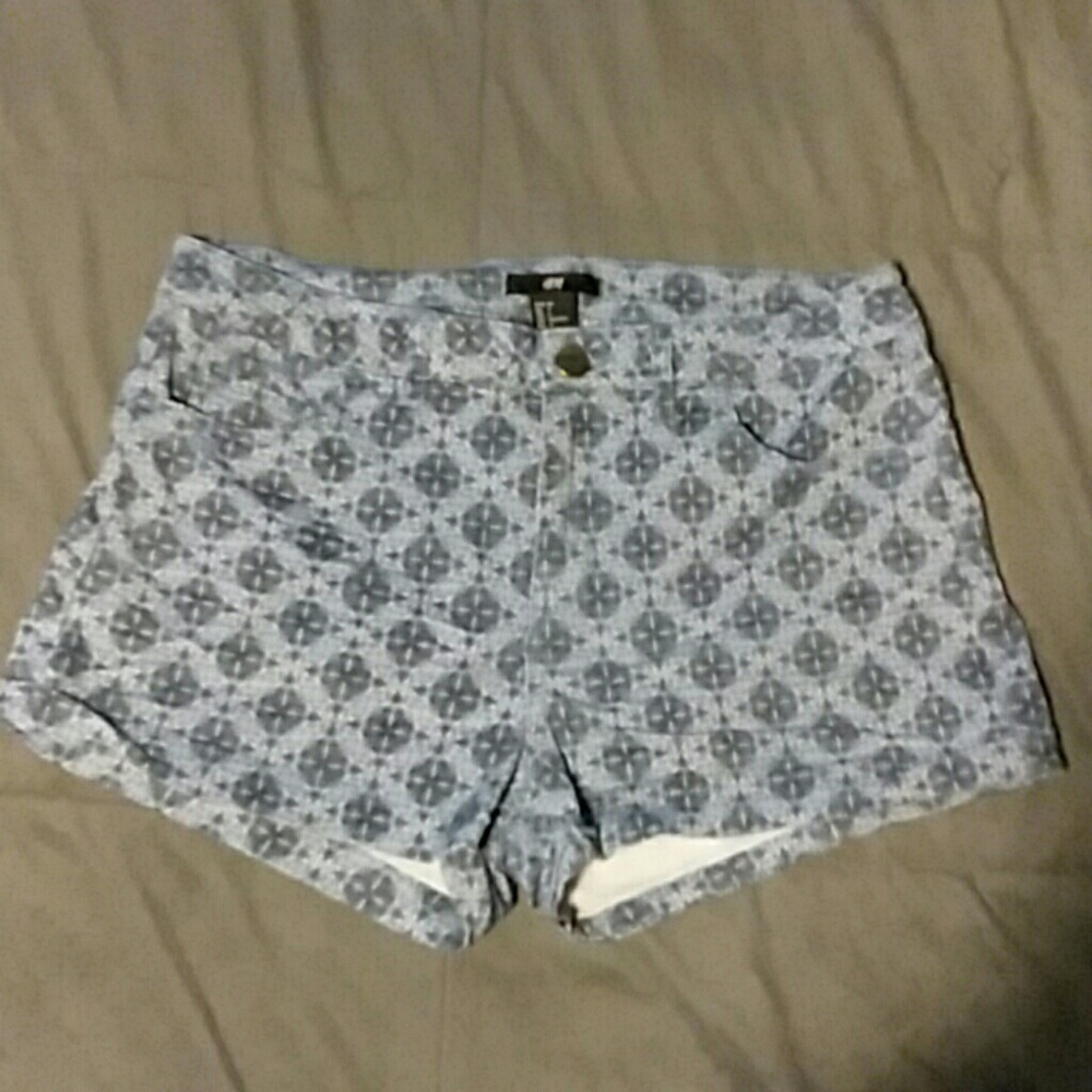 𝅺💝h&m 6 blue & gray denim floral shorts